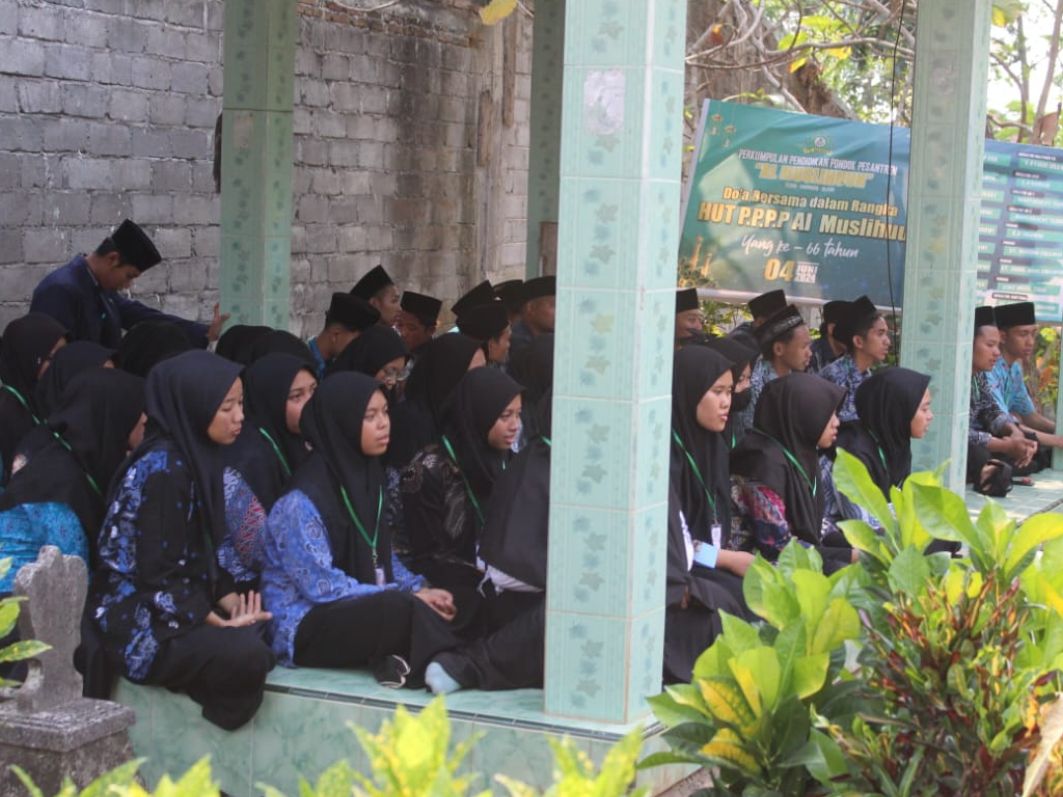 Mahasiswa Baru STIT Al-Muslihuun Ziarah Makam Pendiri, Jalin Keterikatan dengan Sejarah Kampus
